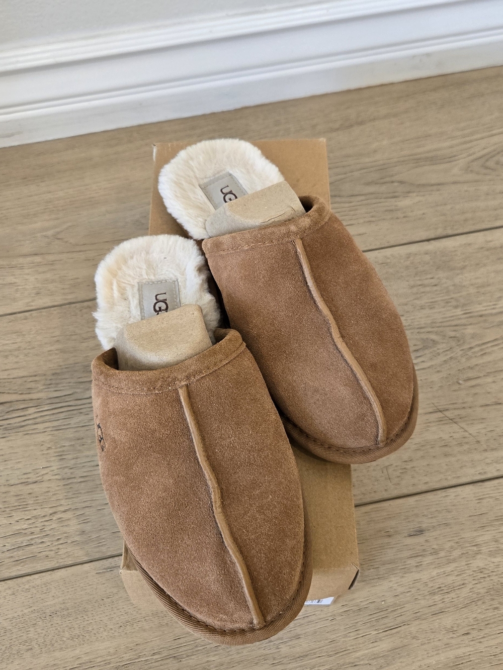 Brand New UGG Women’s Chestnut Suede Shearling-Lined Slippers Size 8